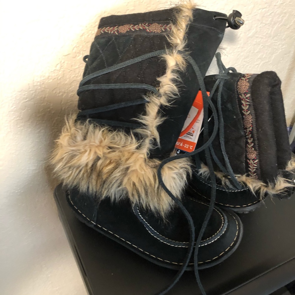 Sorel ladies boots.